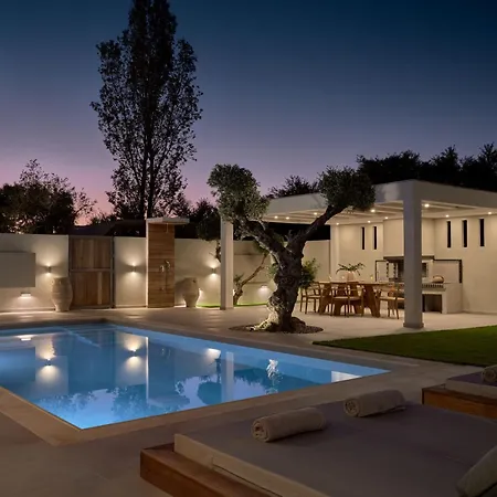 Anastasia - 2 Bedrooms & Heated Pool, By Zantewize Villa